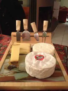 Plateau avec le camembert au centre de la dégustation