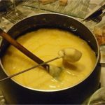 Variante jurassienne de la fondue savoyarde, la fondue au comté