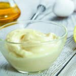 Recette de la mayonnaise : de l’huile, de la moutarde et du tour de poignet